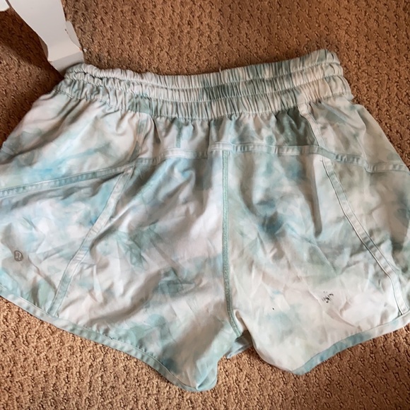Tracker V Lululemon Shorts!!! Size 8! - Picture 2 of 9